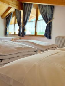 Postel nebo postele na pokoji v ubytování Zur Brücke apartments and rooms - Your home in heart of South Tyrol, with Brixencard