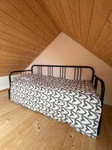 a bed in a room with a wooden ceiling at Maison de Ville Lumineuse centre ville à pieds - Lit 160 in Quimper