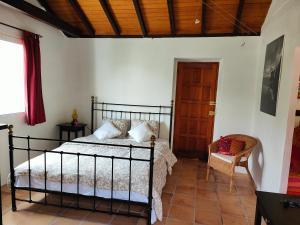 a bedroom with a bed and a wooden ceiling at Casa Panama in Hermigua