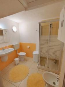 ein Bad mit einer Dusche, einem WC und einem Waschbecken in der Unterkunft Alcamo Rooms con garage privato in Alcamo