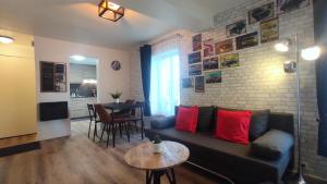 salon z kanapą i stołem w obiekcie Nouveau* Vintage Mecanic* Wifi*Netflix*Confort w mieście Venette