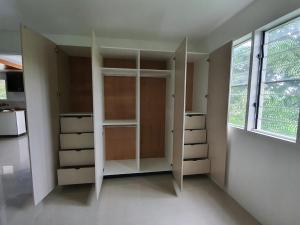 Single Room with Shared Kitchen and Living Room في سوفا: خزانة مع رفوف بيضاء ونافذة