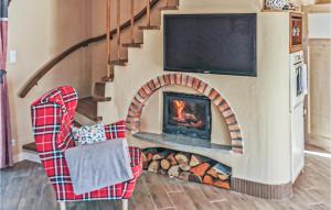 a living room with a fireplace with a tv at 3 Bedroom Amazing Home In Kopalino in Kopalino
