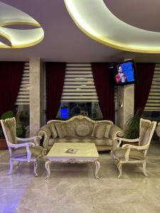 Posezení v ubytování Grand Ezel Hotel