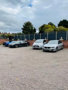 een groep auto's geparkeerd op een parkeerplaats bij The White Lodge Hotel in Hereford