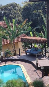 伊利亞貝拉的住宿－阿連特茹坎庭霍度假屋，房屋旁的一个带桌子和长凳的游泳池