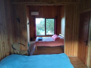 Vuode tai vuoteita majoituspaikassa Las Bandurrias Eco Hostal