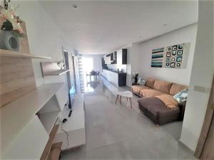 un soggiorno con un divano e un tavolo di 161 Marinello Apartment a Marsaxlokk