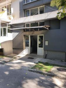 スコピエにあるMIA apartmentの前にドアがある建物