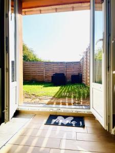 una puerta abierta con vistas a un patio en SECRET GARDEN parking hyper centre & calme, en Claye-Souilly