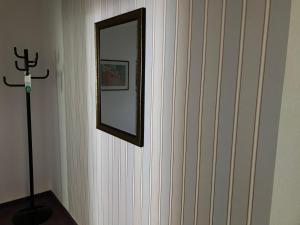 einem Spiegel an der Wand in der Unterkunft Hotel am Klieversberg in Wolfsburg