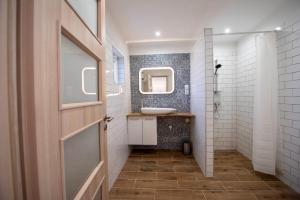Kúpeľňa v ubytovaní Pitypang Apartman Kápolnásnyék