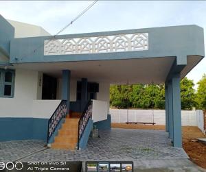 una casa azul y blanco en Madura Homestay - Gorgeous Home with 2BHK 5 minutes from NH44, en Madurai