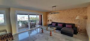 Area soggiorno di Penthouse with private pool, hot tub jacuzzi with sea views and chill-out zone, close to the sea