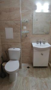 łazienka z toaletą i umywalką w obiekcie Apartments Sarafovo w Burgas
