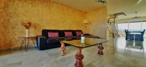 Area soggiorno di Penthouse with private pool, hot tub jacuzzi with sea views and chill-out zone, close to the sea