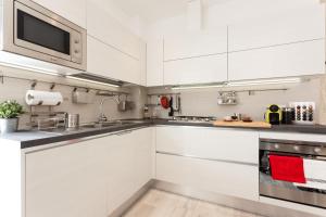 O bucătărie sau chicinetă la Ba.Home +19 fotografii