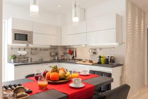 O bucătărie sau chicinetă la Ba.Home