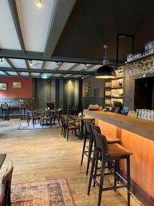 ein Restaurant mit Tischen und Stühlen und eine Bar in der Unterkunft Hotel De Oude Molen in Groesbeek