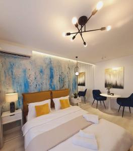Un dormitorio con una cama grande y una sala de estar. en Government Deluxe Studio by Magic Apartments, en Bucarest