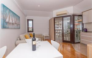 Tragos en Amazing Apartment In Primosten With Wifi And 1 Bedrooms