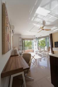 uma sala de estar com uma mesa de madeira e cadeiras em El Balcon Deluxe em Baena