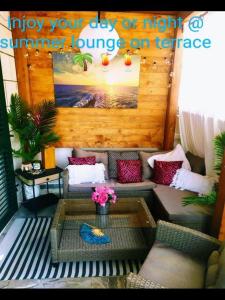 Zimmer mit Sofa und Tisch auf der Veranda in der Unterkunft Lux apartment Mare By the Sea & Beach in Baška Voda