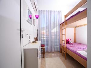 ein Bad mit einem Waschbecken und einem Etagenbett in der Unterkunft Lux apartment Mare By the Sea & Beach in Baška Voda