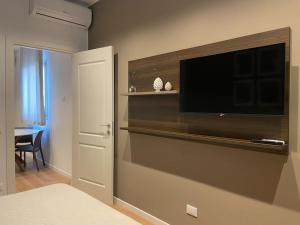 A television and/or entertainment centre at Nicarè City Apartments