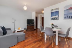 Televízia a/alebo spoločenská miestnosť v ubytovaní Apartamenty Zatoka Górny Sopot by Noclegi Renters + 12 fotografií