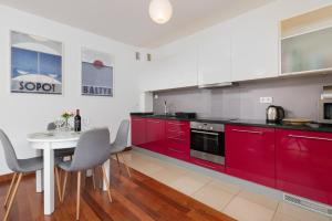 Kuchyňa alebo kuchynka v ubytovaní Apartamenty Zatoka Górny Sopot by Noclegi Renters