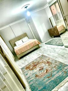 Taşolukにあるforest villa-2, 5 minutes from Istanbul airportのベッドルーム1室(ベッド1台付)、床に敷物2枚が備わります。