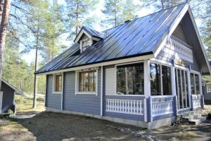 a blue house with a gambrel roof at Pikkuturska in Kalajoki