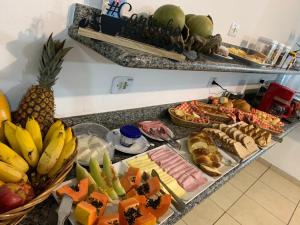 un buffet con muchos tipos diferentes de frutas y hortalizas en Pousada Moça Bonita, en Ubatuba