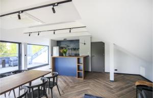 ニジツァにあるNice Apartment In Nidzica With Wifiのキッチン、ダイニングルーム(テーブル、椅子付)