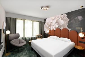 A bed or beds in a room at Mercure Debrecen