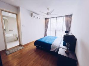 1 dormitorio con cama y ventana grande en [PROMO]Connected train 2 Bedrooms - Above Mall(25), en Kuala Lumpur