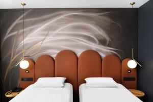 A bed or beds in a room at Mercure Debrecen