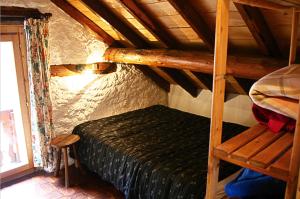 una camera con letto a castello in mansarda di Maison de 5 chambres avec jardin amenage et wifi a Seez a 7 km des pistes a Séez