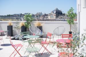 eine Terrasse mit Stühlen und Tischen auf dem Dach in der Unterkunft Campanile Saint Brieuc - Centre Gare in Saint-Brieuc