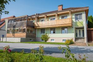 an apartment building with a wooden roof at Pension Cäcilia in Pöllau