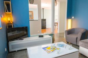 ein Wohnzimmer mit einem Sofa und einem Tisch in der Unterkunft Vacances Bigoudenes pour 6 ! in Loctudy