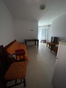 een woonkamer met stoelen, een bank en een tafel bij Hotel Garden Albania in Golem