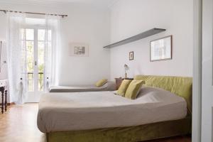 um quarto com uma cama e um sofá em Suite in villa con parco em Varese