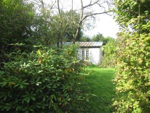 En trädgård utanför Maison avec grand jardin pour 15 couchages en Normandie