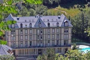 una vista aérea de un gran edificio con piscina en Le P'tit Hélios 4-6 personnes - Centre ville de Barèges, en Barèges