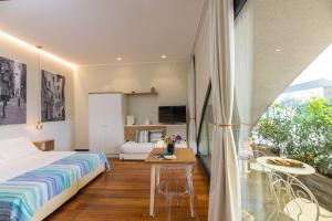 熱那亞的住宿－Locanda da Toto，一间卧室配有一张床铺和一张桌子,并设有一个阳台