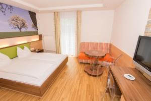 Postel nebo postele na pokoji v ubytování Pension Cäcilia + 17 fotografií