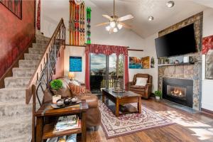 een woonkamer met een trap en een open haard bij Red Pine Q8 in Park City