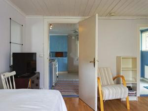 um quarto com uma cama e uma sala de estar em Holiday home Smögen IV em Smögen